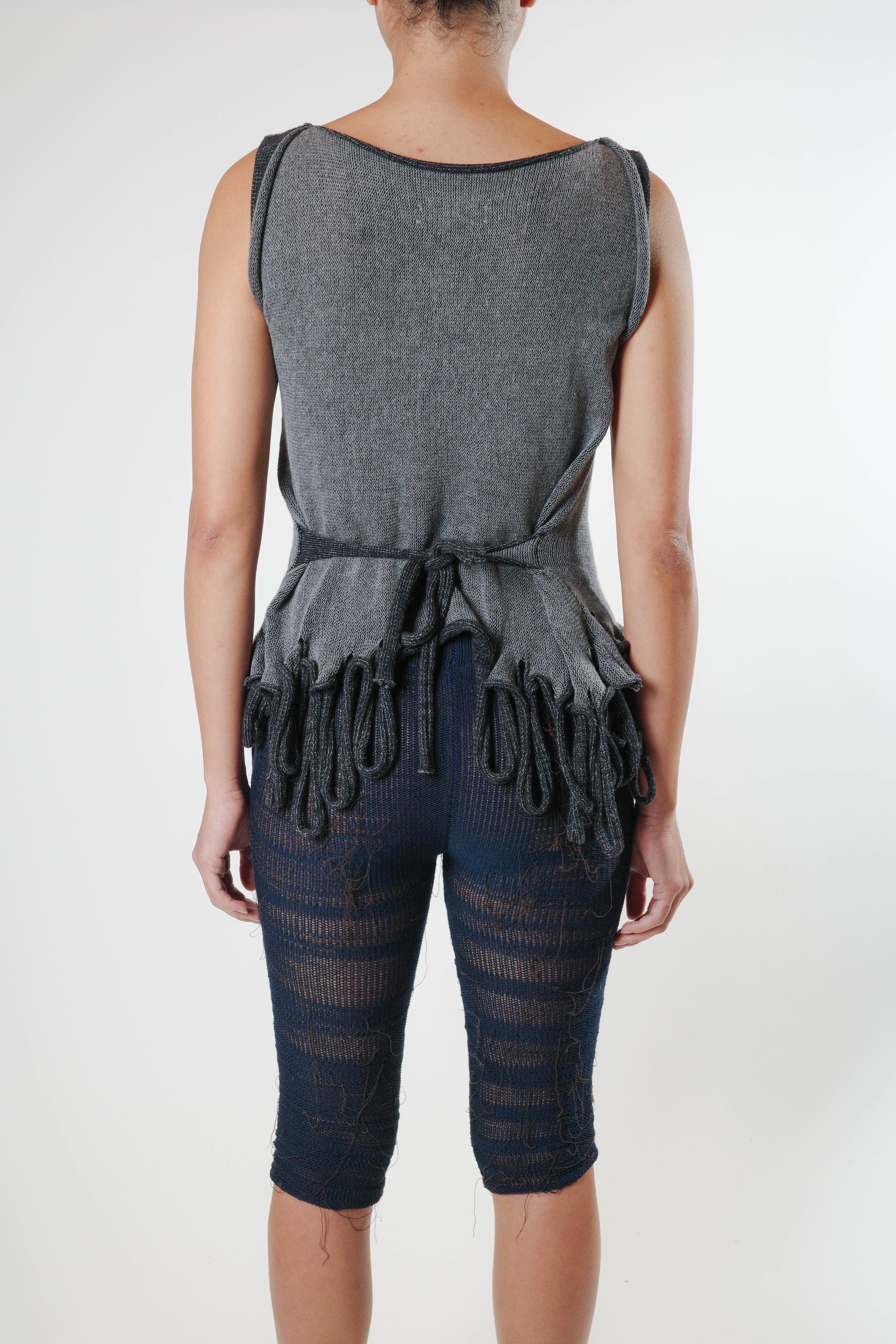 Versatile and adjustable reversible knitting top